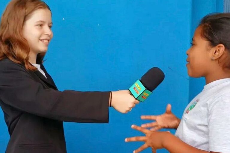 Oficina de jornalismo envolve alunos autistas em atividades de conscientização sobre o tema