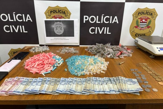 Polícia prende 5 pessoas em operação contra o tráfico de drogas na região central de São José Polícia prende 5 pessoas em operação contra o tráfico de drogas na região central de São José