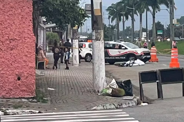 PM à paisana baleia e mata criminoso após o mesmo anunciar assalto em ponto de ônibus de Praia Grande