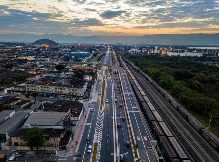 Motociclista morre atropelado por caminhão no Jardim São Manoel em Santos
