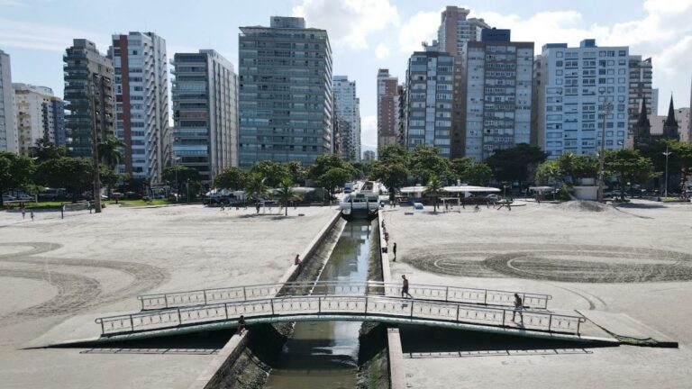 Planejamento estratégico será desenvolvido para enfrentar mudanças climáticas e realinhar prédios tortos em Santos