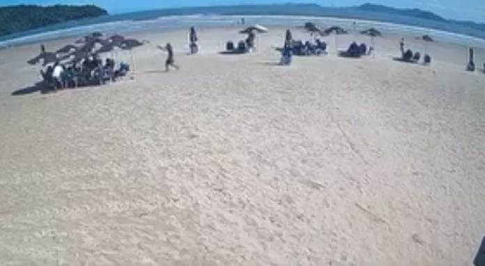 Dupla armada assalta turistas em praia de Bertioga; VÍDEO