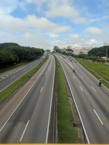Acidente na Via Dutra ocorreu por volta de 7h40, causando muito congestionamento