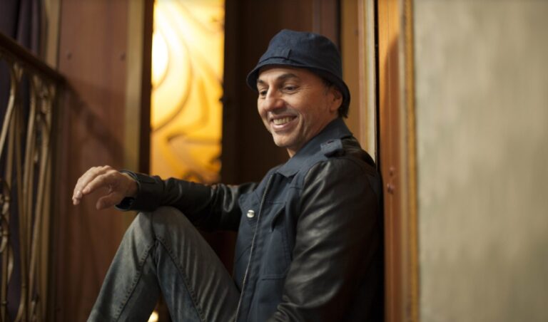 Zeca Baleiro homenageia Frank Sinatra em álbum que registra show de voz e piano