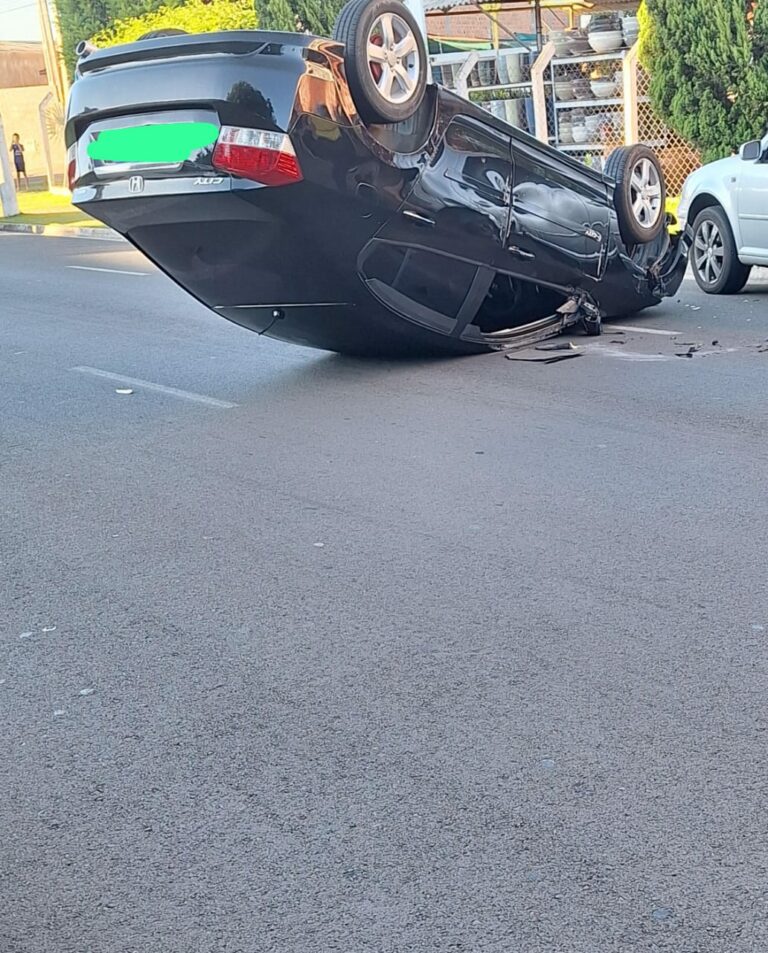 Carro de passeio capota em avenina