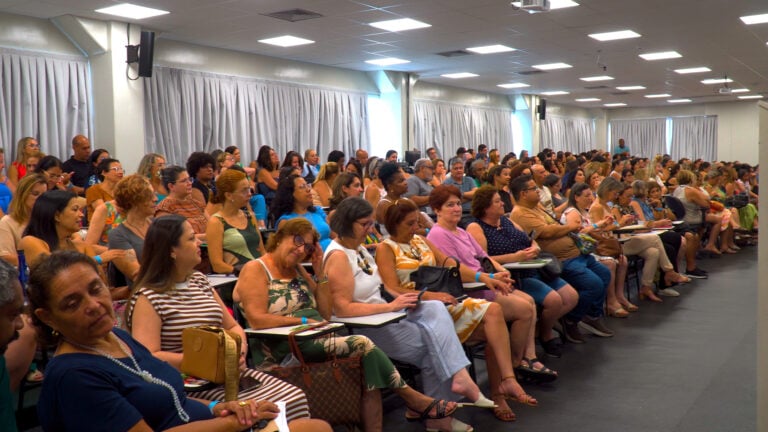Prefeitura de Guarujá abre processo seletivo para educador voluntário e intérprete de libras