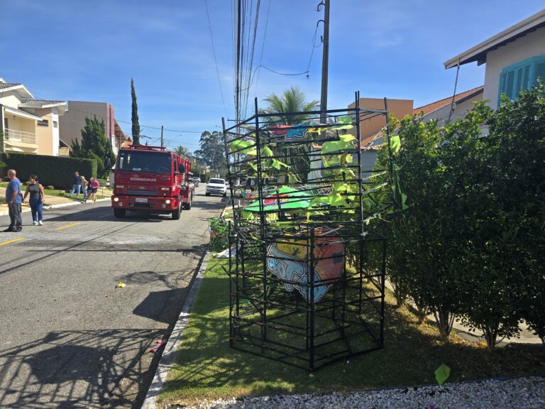 Balão cai e pega fogo em condomínio de Taubaté