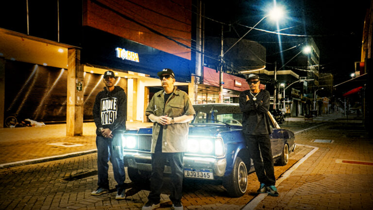 Poetas Modernos rompem o silêncio com “AZIDEIAÉPOKA” e anunciam novo álbum: “Multiplicação”