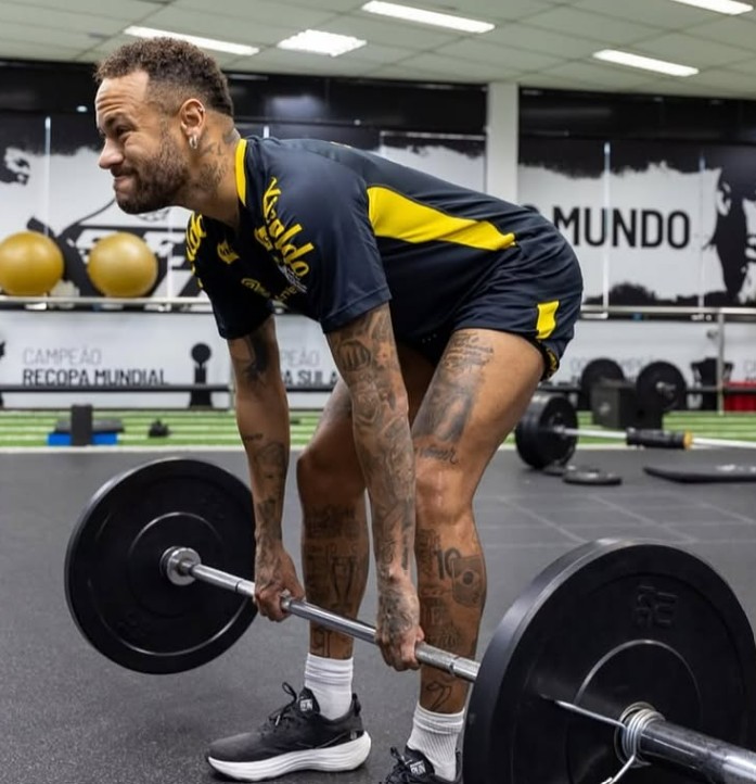 Neymar passa até 11 horas no CT do Santos