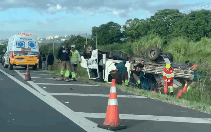 Caminhão do DER tomba após engavetamento na Campinas-Mogi