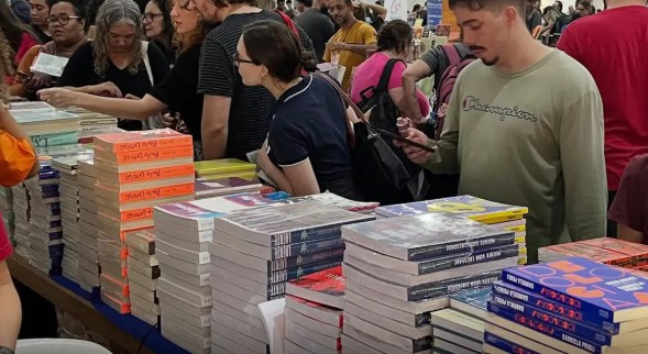 Feira da Unesp reúne mais de 160 editoras e oferece livros com pelo menos 50% de desconto em SP