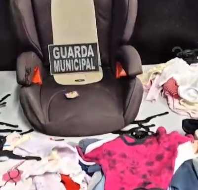 Furto no Centro: dupla é flagrada com roupas e cadeirinha de bebê após arrombamento