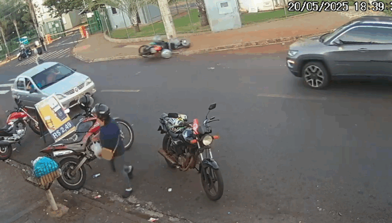 VÍDEO: Motoboy de 35 anos morre no Heitor Rigon após perder o controle do veículo e colidir contra poste