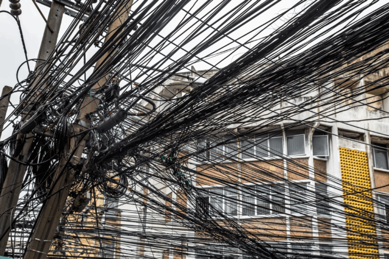 Regularização de fios de internet e telefonia soltos no Centro começa em junho