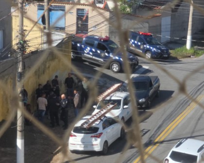 Dupla é flagrada com 210 metros de fios furtados e veículo com logomarca de empresa de telefonia