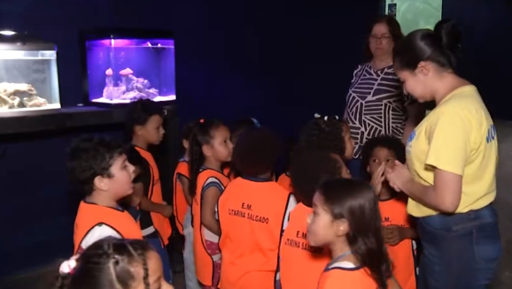 Passeio monitorado; Alunos da rede municipal de Guarujá visitam Aquário da cidade