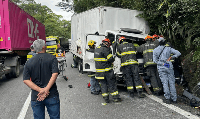 Caminhão perde freio e motorista acaba preso às ferragens na Anchieta