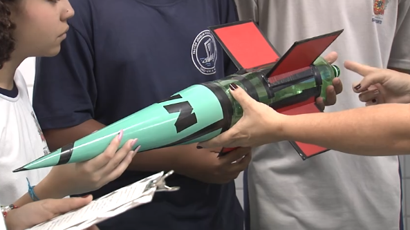 Alunos de São Vicente elaboram foguetes de garrafa pet em busca de medalha olímpica