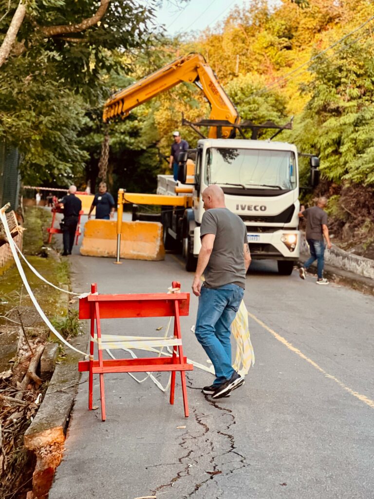 Prefeitura de Guarujá interdita trechos da via de acesso ao Morro do Sorocotuba