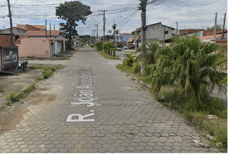 Jovem morre após colidir com moto em caminhão durante montagem de feira em Lorena