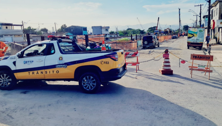 Vicente de Carvalho: Obras realizadas no sistema de escoamento de água muda trajeto dos veículos