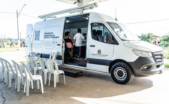 Moradores de Bertioga recebem unidade móvel da cidadania itinerante