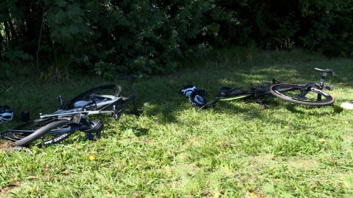 Três ciclistas ficam feridos após serem atropelados por carro na Campinas-Mogi