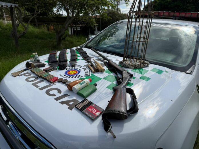 Polícia Ambiental encontra arma, munições e apetrechos de caça em propriedade de Lorena; caseiro é preso
