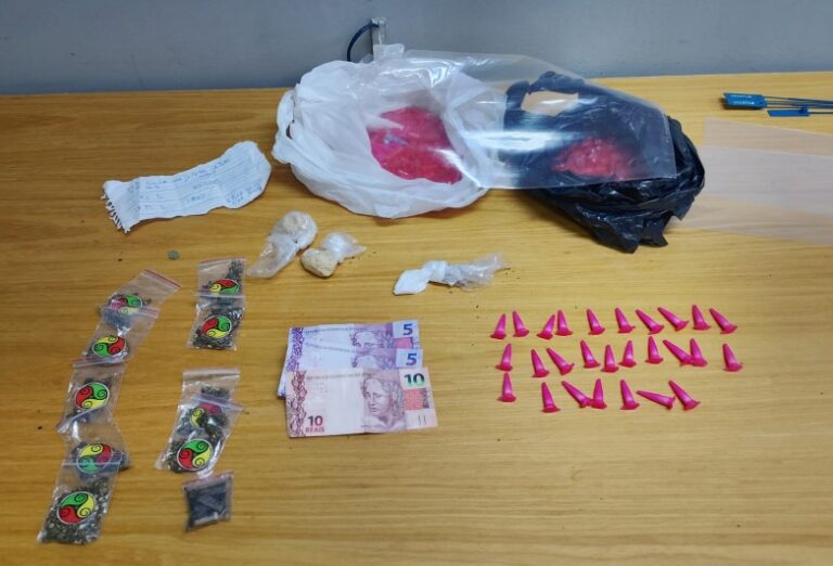 Jovem é preso por tráfico de drogas em Pindamonhangaba