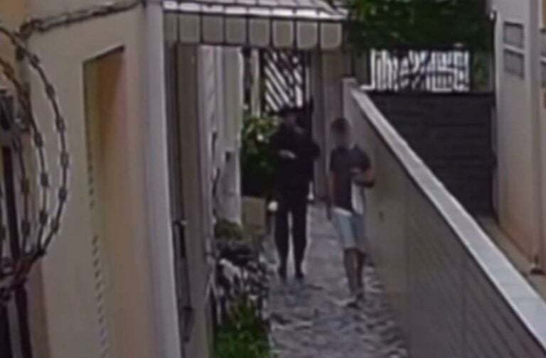 Câmera de segurança flagra homem invadindo prédio e obrigando morador a fazer transferência via PIX; VÍDEO