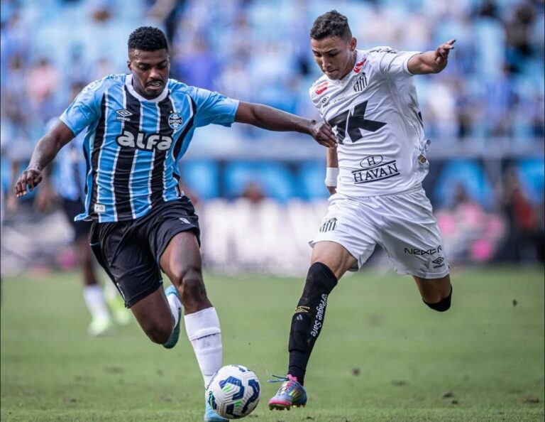 Grêmio vence, sai da seca sob comando de Mano e afunda Santos na tabela