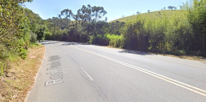 Homem morre após bater moto em barranco durante retorno indevido na SP-171, em Cunha