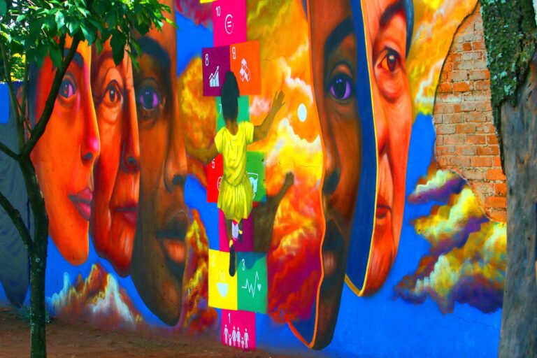 Murais transformam praça da Vila Industrial em galeria a céu aberto com arte urbana e memória negra