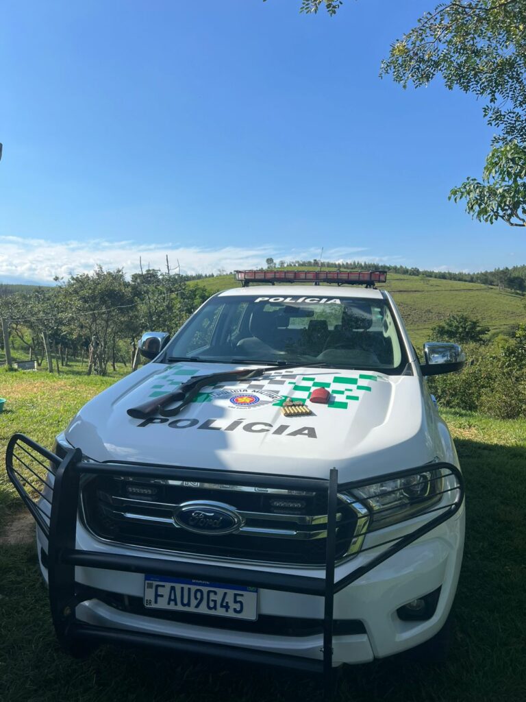 Homem é preso por posse ilegal de arma durante fiscalização ambiental em Lorena