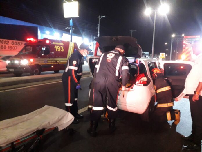 Mulher fica ferida após acidente de trânsito em Caraguatatuba Mulher fica ferida após acidente de trânsito em Caraguatatuba