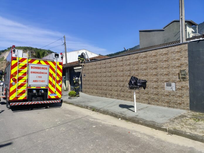 Incêndio atinge lavanderia de casa em Caraguatatuba
