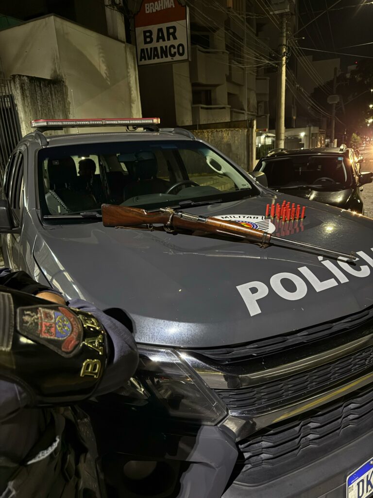 Adolescente é apreendido com espingarda e munições em Pindamonhangaba