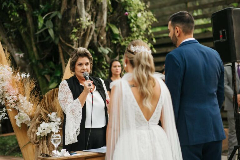 No mês das noivas, celebrante de casamentos comemora 10 anos de histórias inesquecíveis