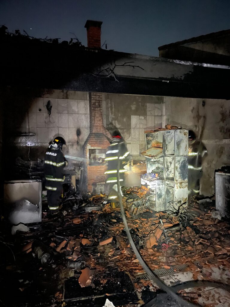 Incêndio atinge barracão nos fundos de residência em São José dos Campos