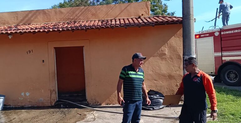 Incêndio destrói casa no Centro de Canas e deixa cinco pessoas desalojadas