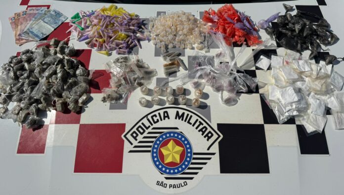 Homem é preso com mais de 600 porções de drogas em Guaratinguetá