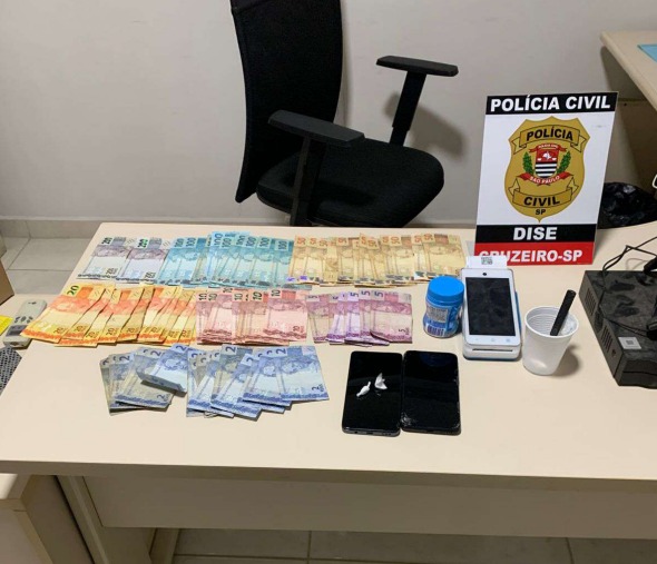 Homem é preso por tráfico de drogas e jogo de azar em mercearia de Cruzeiro Homem é preso por tráfico de drogas e jogo de azar em mercearia de Cruzeiro