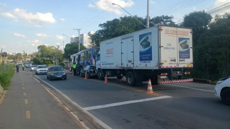 Carro é prensado entre caminhão e ônibus na Rodovia dos Andradas