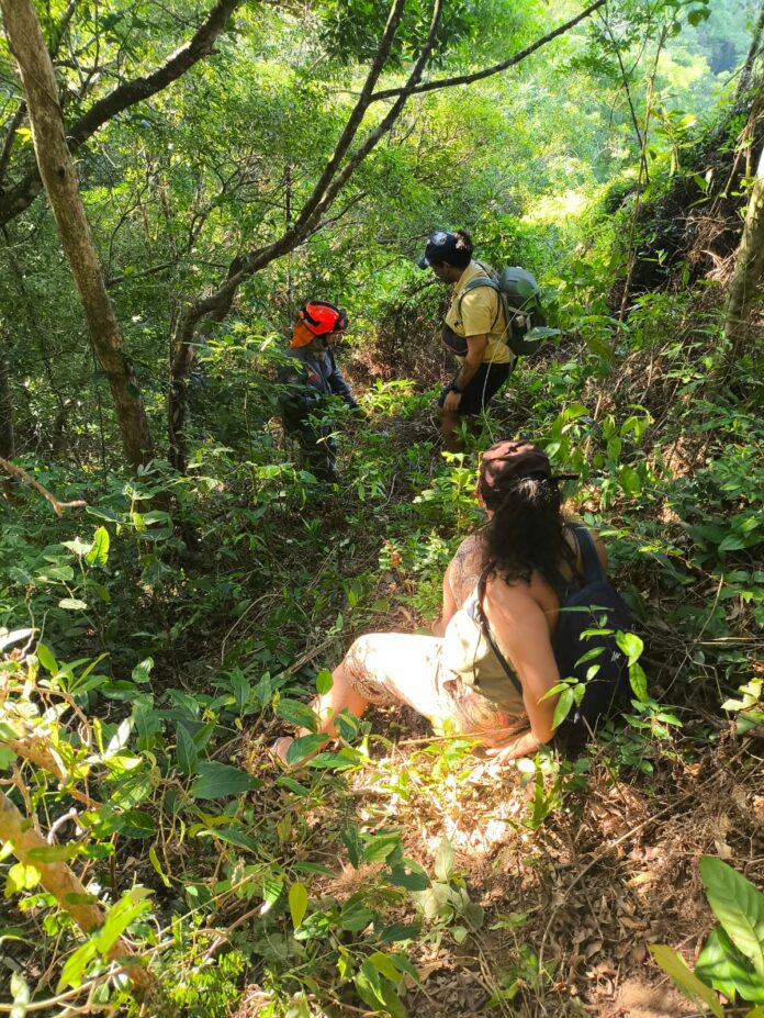 Bombeiros resgatam casal perdido em trilha no bairro Guaecá, em São Sebastião