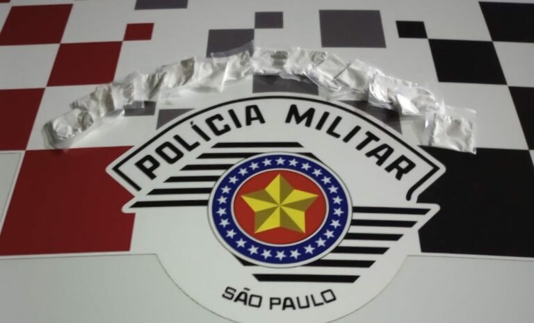 Dupla é detida por porte de drogas em Silveiras