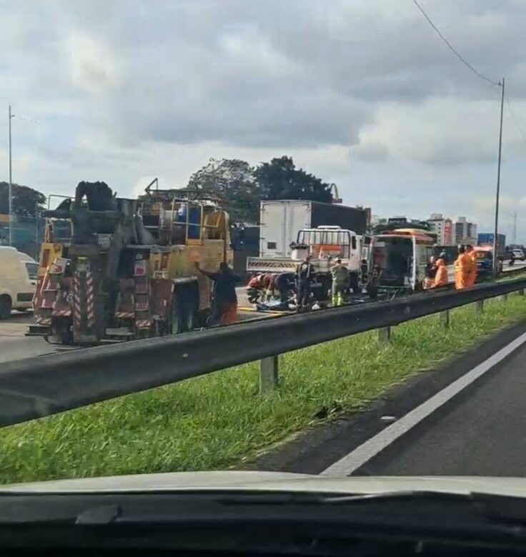 Motociclista morre após colidir com caminhão na Dutra em São José dos Campos