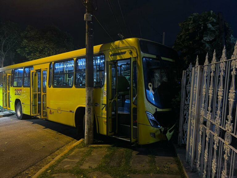 Carro desrespeita sinalização e provoca colisão com ônibus em Jundiaí