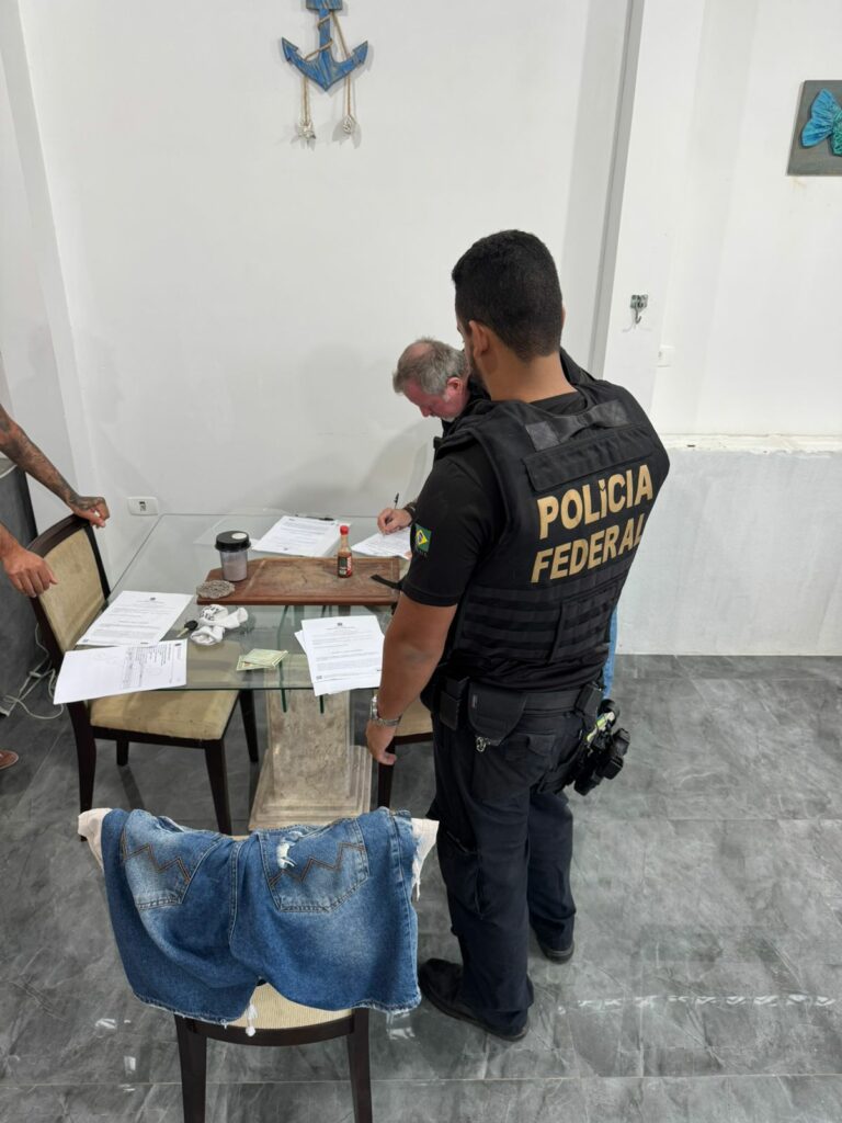 PF cumpre mandado em Caraguatatuba contra suspeito de liderar esquema de golpes contra pensionistas