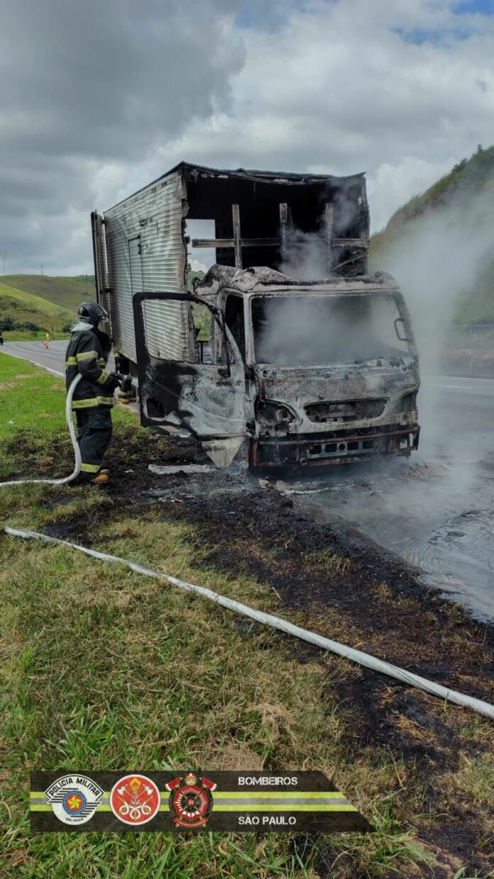 Caminhão pega fogo na Dutra, em Queluz