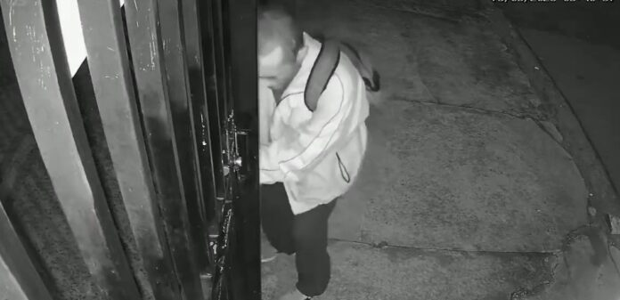 VÍDEO: Bicicleta é furtada de garagem de condomínio durante a madrugada em Taubaté VÍDEO: Bicicleta é furtada de garagem de condomínio durante a madrugada em Taubaté